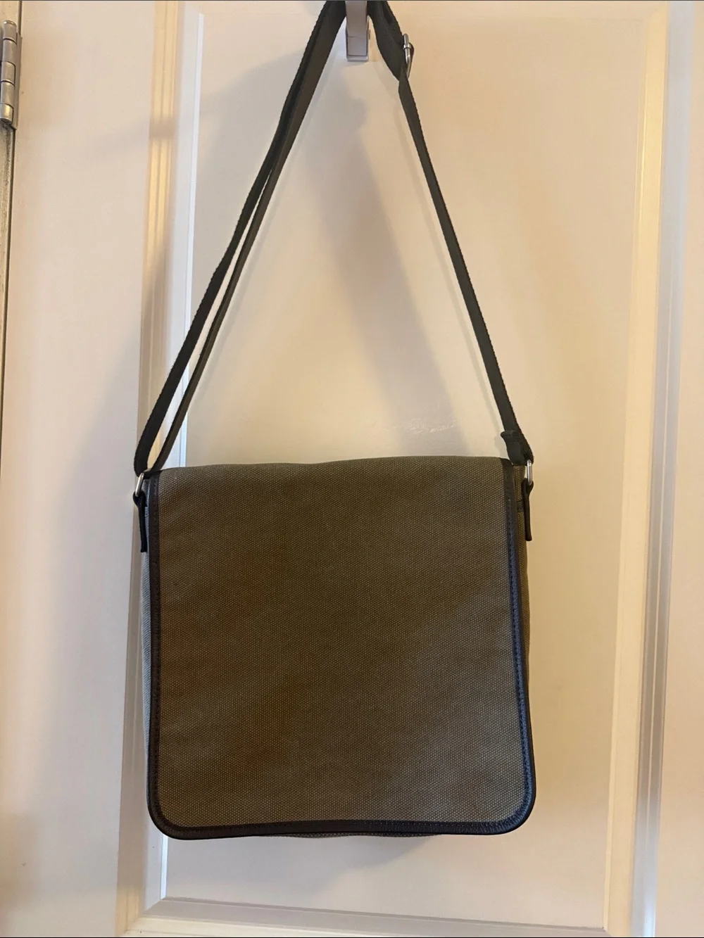 Like New Levenger Metro Messenger Bag Olive Green Canvas with Black Accents